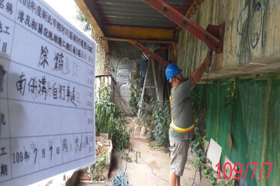 板橋區湳仔溝懸臂式自行車道鋼構除鏽工程-除鏽作業