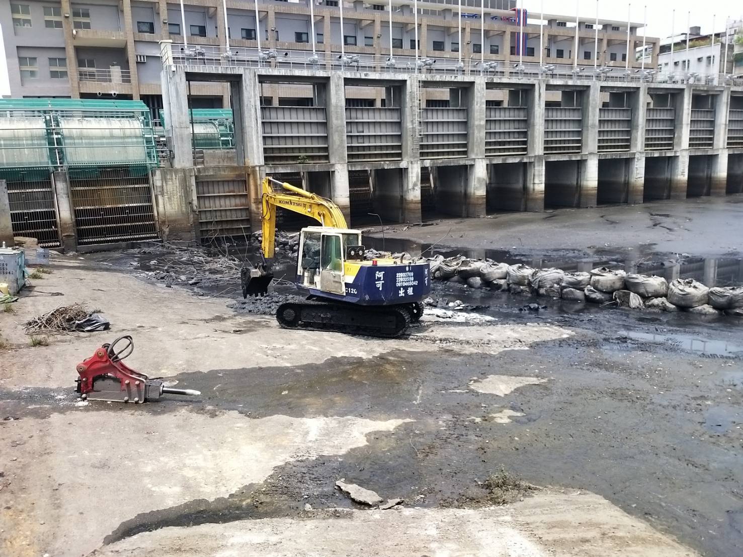 蘆洲區鴨母港抽水站前池設施改善工程-現場整地