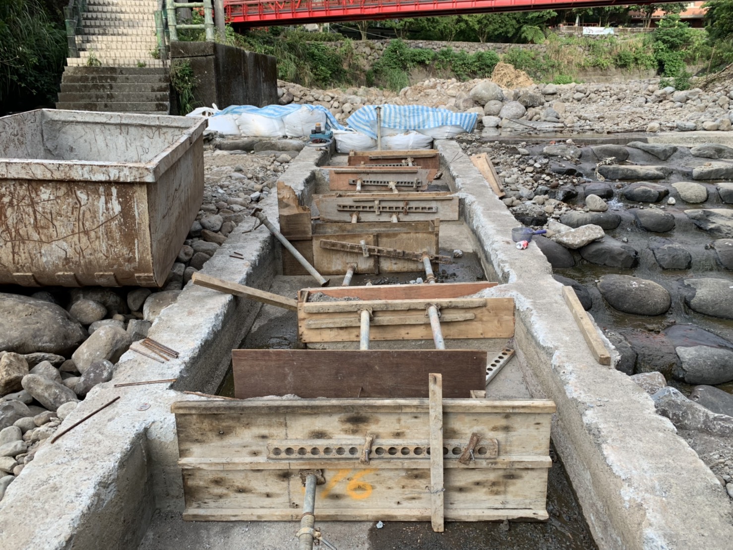 新北市三芝區八蓮溪河域再造工程-新設魚道模板組立