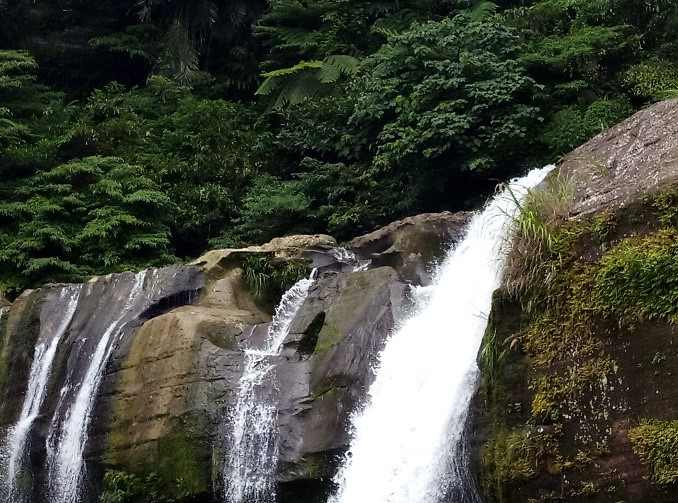 嶺腳石窟大瀑布美景