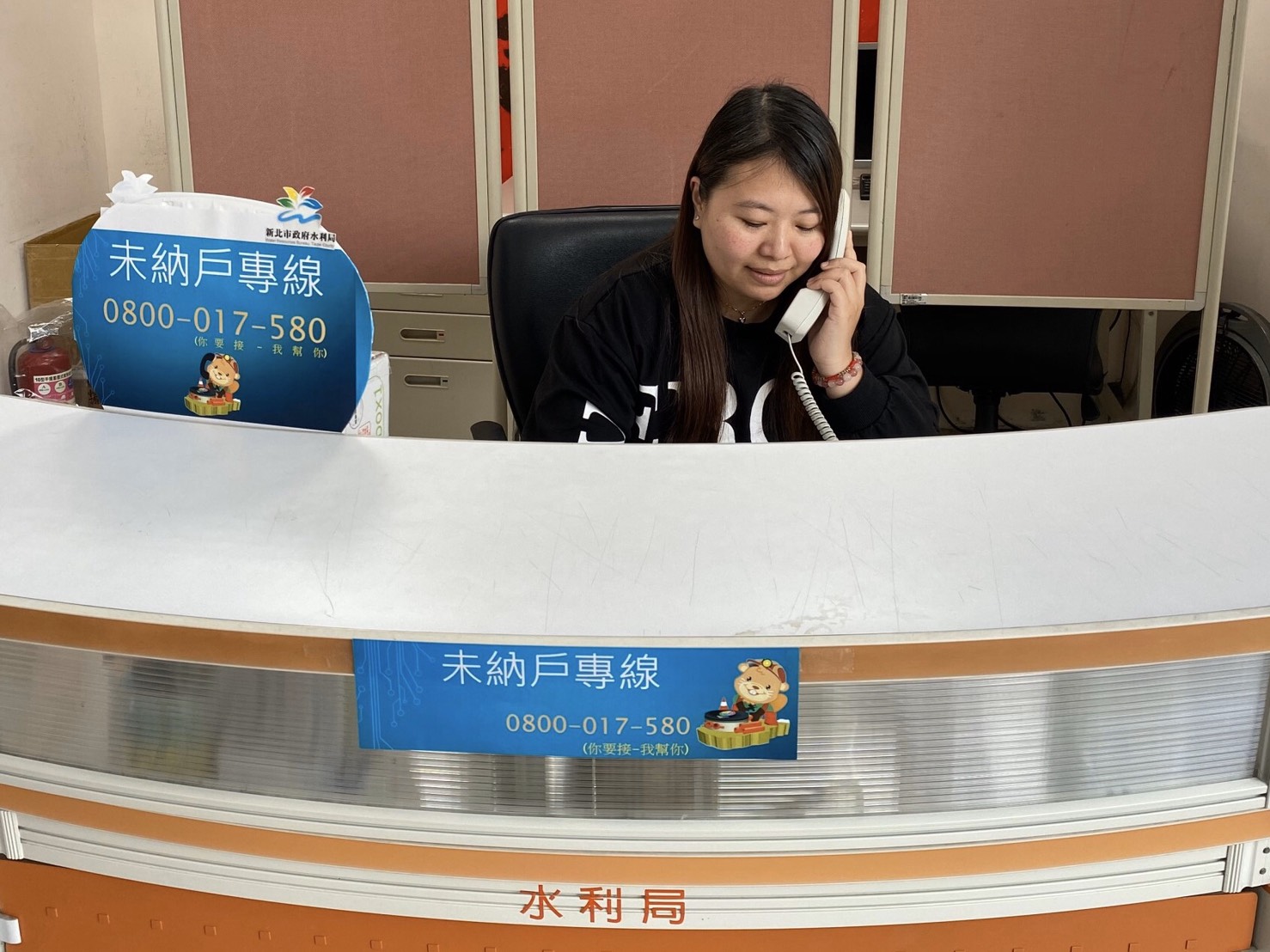 致電「0800-017-580(您要接-我幫您)」專線，水利局立即錄案並在3個工作天內回覆市民