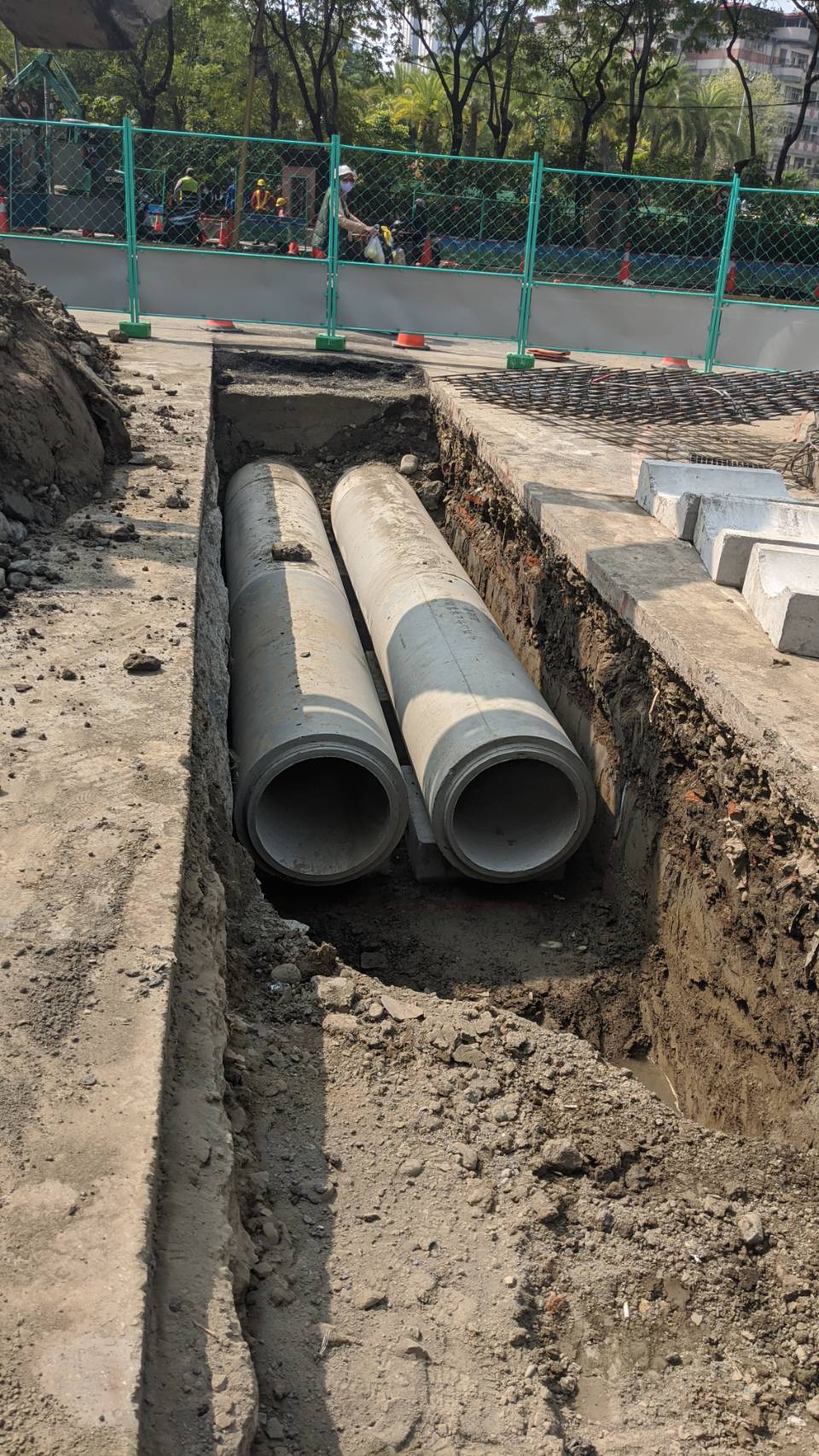 新設管徑600毫米2支排水涵管連接重安街之既有排水箱涵進行排水，降低淹水情