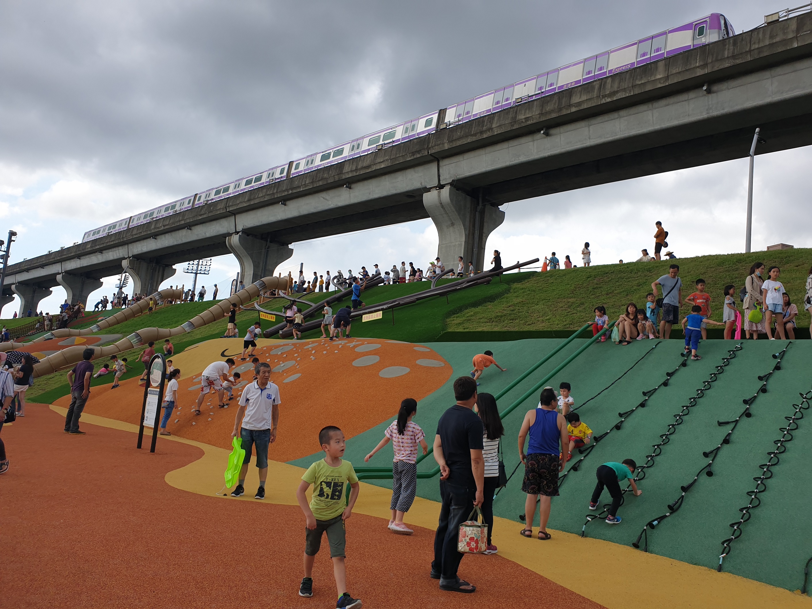 熊猴森樂園與捷運三重站僅百米距離，邀請民眾一起來玩樂