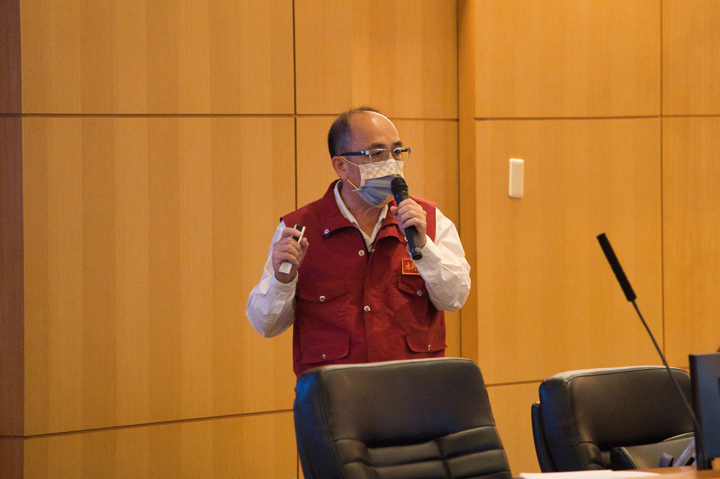 今(12)日水利局宋德仁局長簡報智慧防汛與虛實混和情境之科技運用