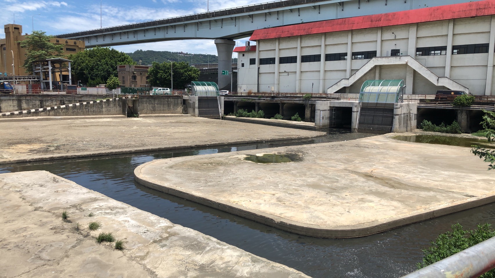 中港大排完工後水流順暢(新設2台抽水機及撈污機、引水渠道)