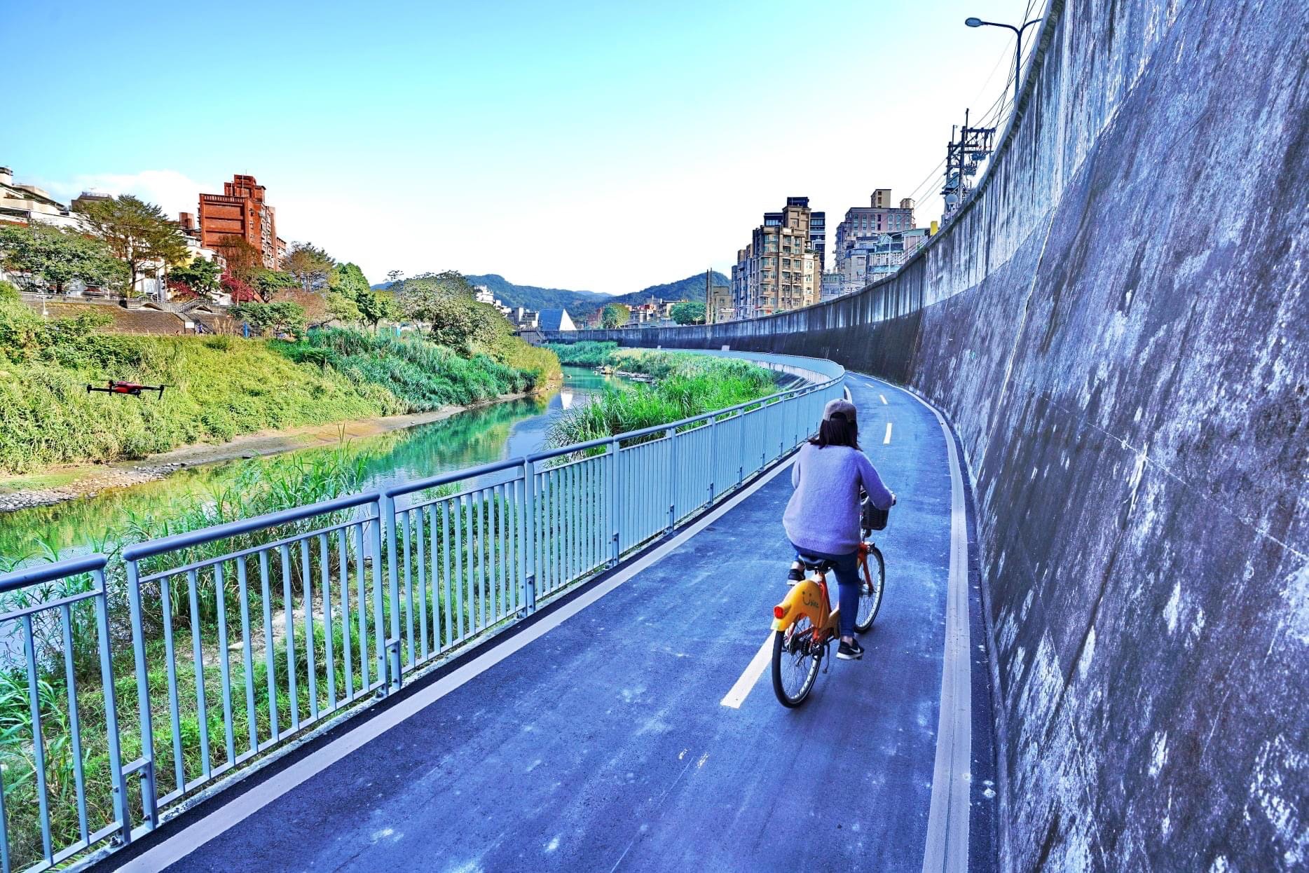 景美溪左岸自行車道，往上游經世新三水門後，可續行至寶橋直接接續台北市端一壽橋的河濱自行車道，通往臺北市木柵動物園