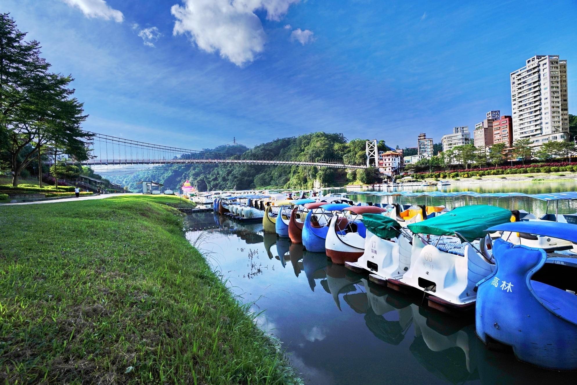 碧潭吊橋河岸美景