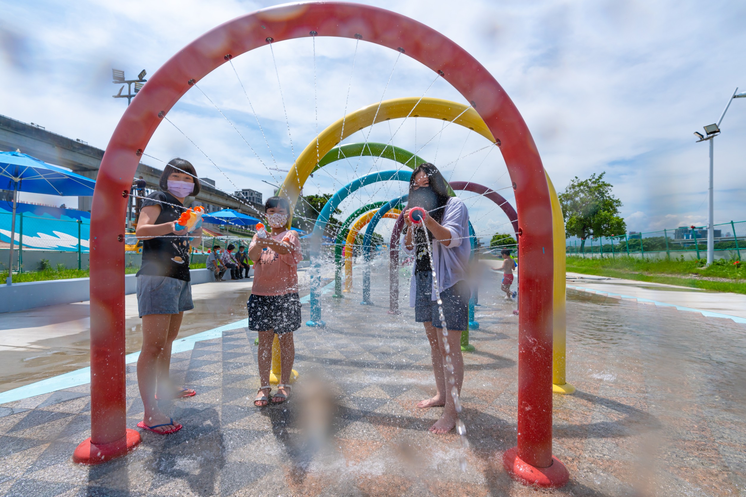 360度水霧的彩虹隧道