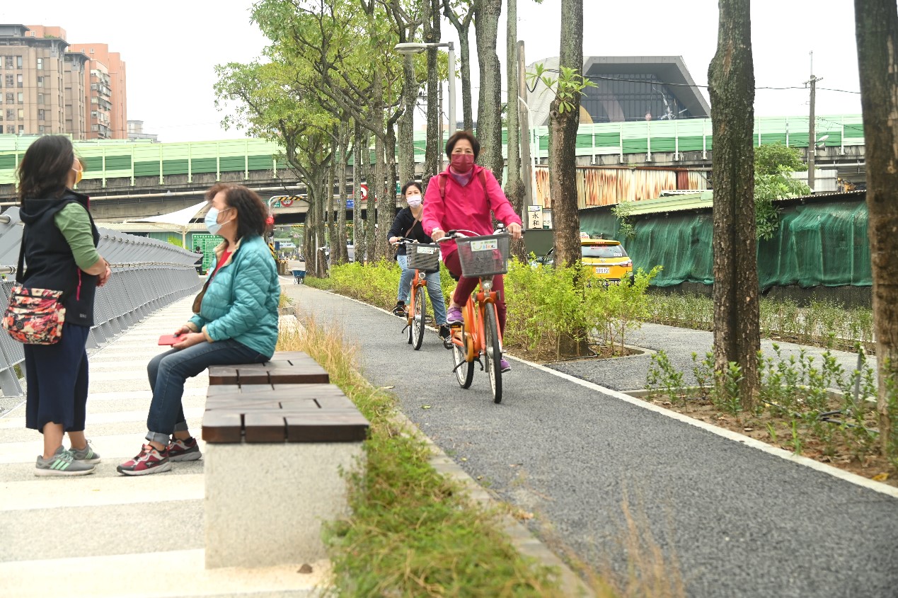陸域專屬人行及自行車道，成為居民晨晚必訪親水路徑「藤寮坑溝排水及大窠坑溪水環境營造統包工程-藤寮坑溝」