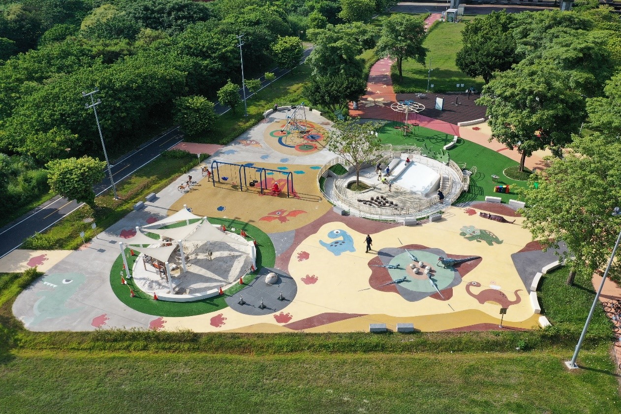 九龍傳說特色意象主題讓園區成為民眾活動休憩重要據點(大漢溪右岸鐵路橋與浮洲橫移門間高灘地增設共融暨全齡遊具工程)