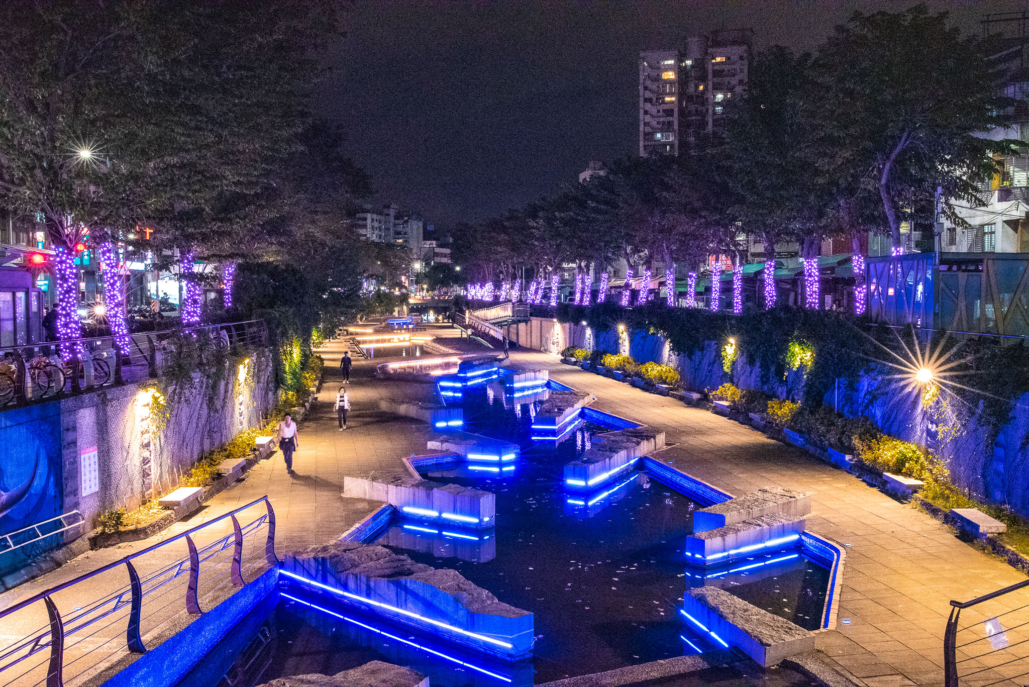 璀璨閃亮的粉紫色燈飾，讓河廊搖身ㄧ變成為夢幻國度