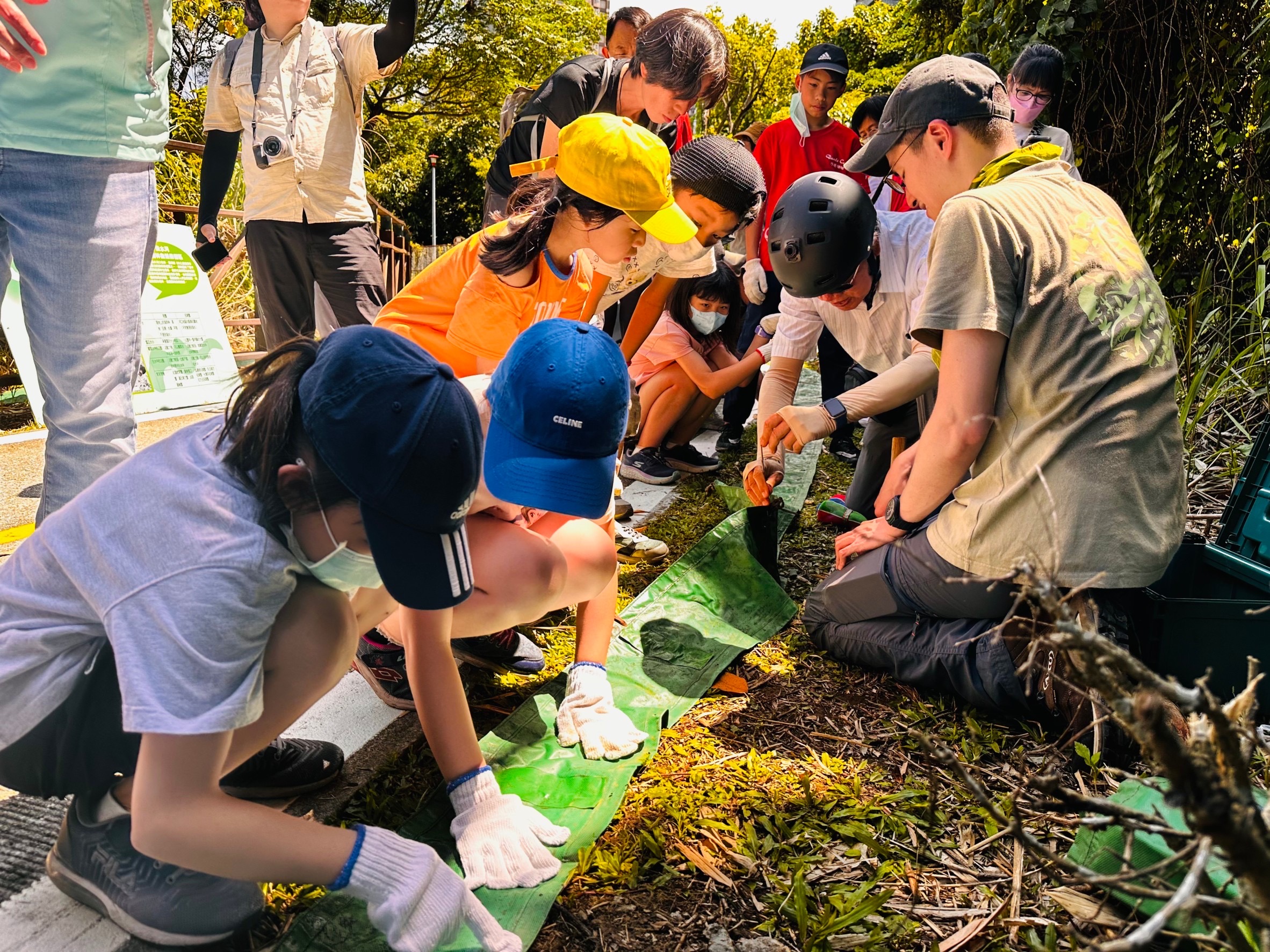 由荒野志工率領淡水區竹圍國小師生、民眾，共同將可拆卸活動帆布設置於自行車道兩側