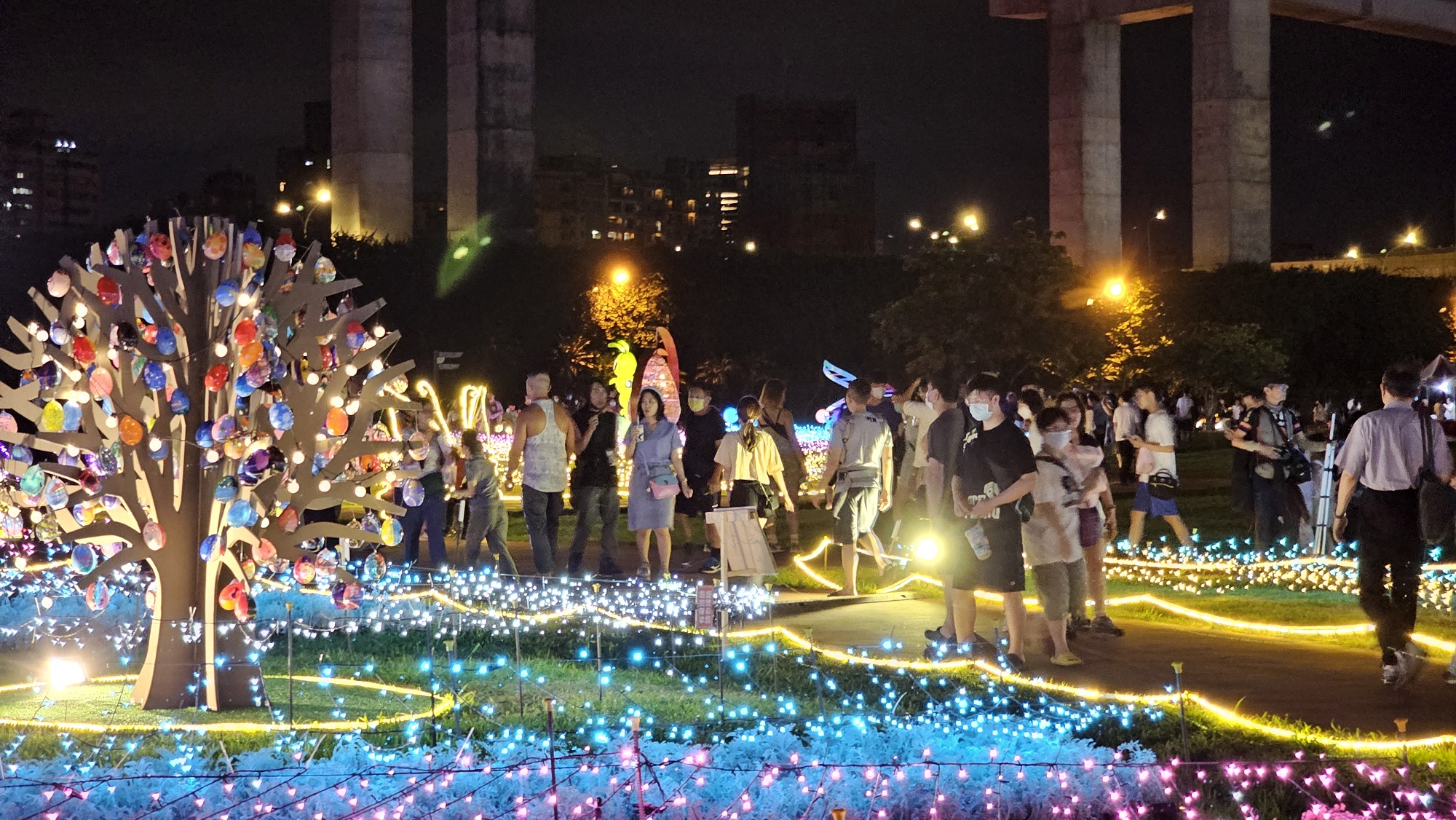 生命之樹旁感受夏日夜晚熱鬧氛圍