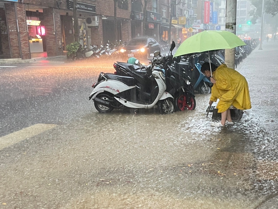 暴雨來襲志工仍堅守任務，清除垃圾落葉阻塞側溝格柵