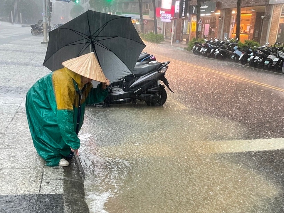 大雨不停下，志工不畏風雨辛勤前去巡查排除積水