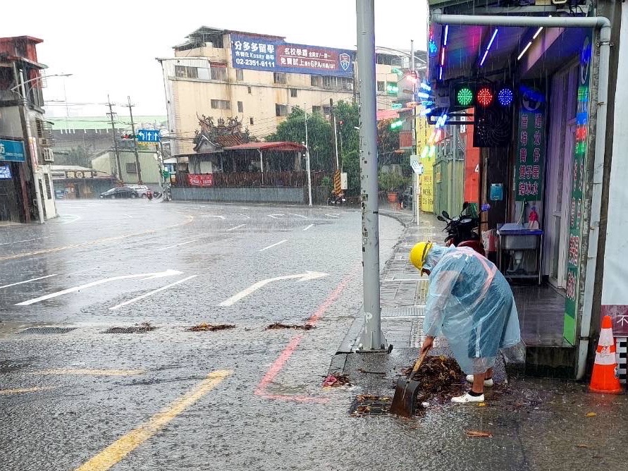 受低壓帶影響，午後強降雨志工趕忙去清除水溝格柵異物避免堵塞造成積淹水