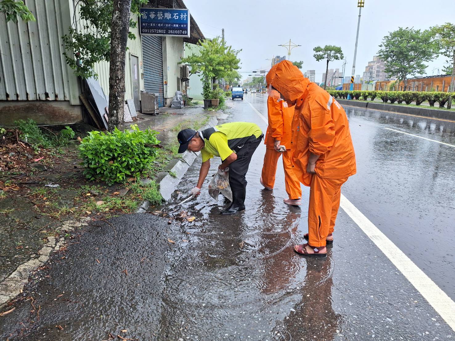 112.8.3卡努颱風接近，志工協助清除格柵樹葉及垃圾，使積水加速排入側溝