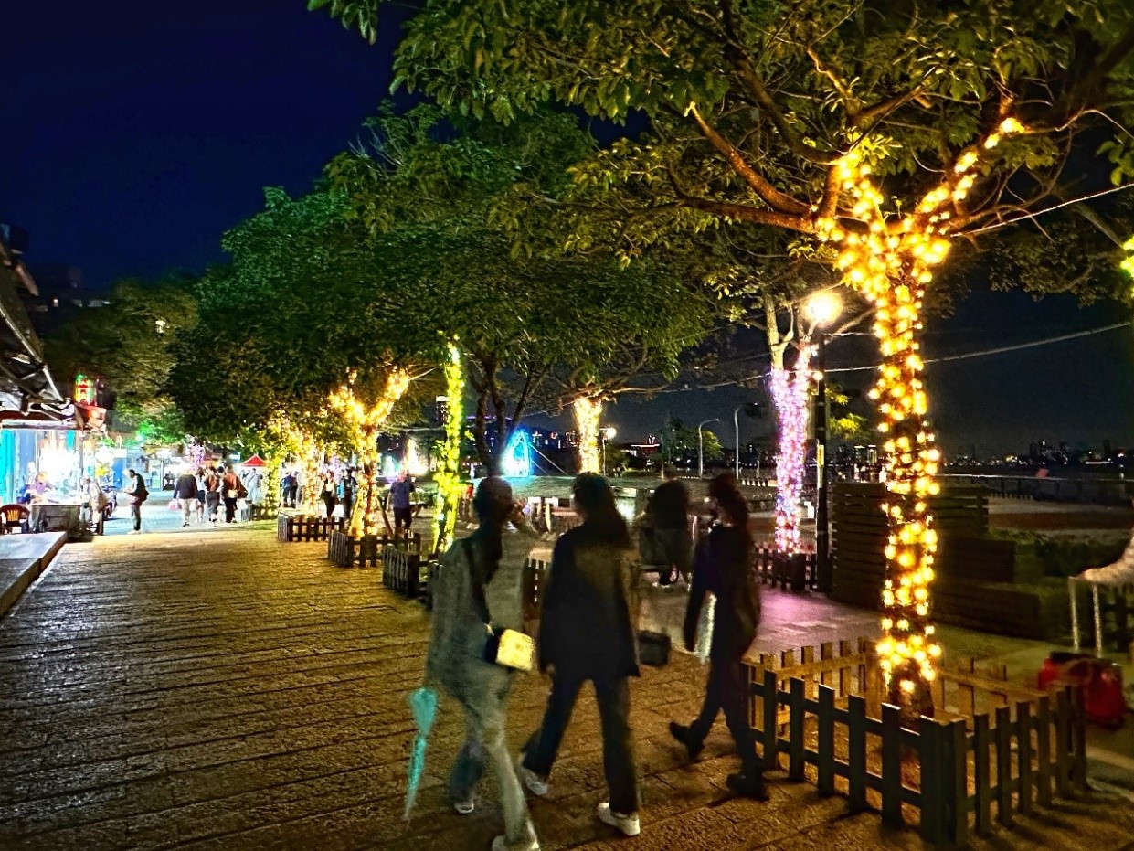 7萬顆LED燈泡點綴於身形百變的行道樹上，金色的糖果讓人垂手可得。