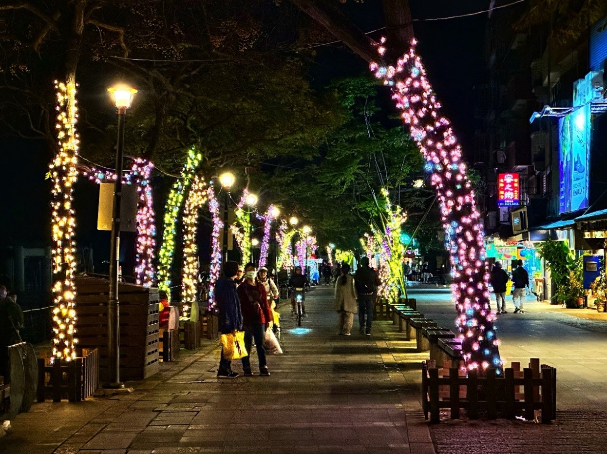 7萬顆LED燈泡點綴於身形百變的行道樹上，宛如一顆顆檸檬黃、玫瑰金和香檳金色的糖果。