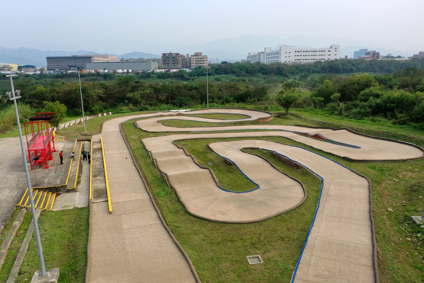 整修再升級，全地毯賽道遙控越野賽車場。