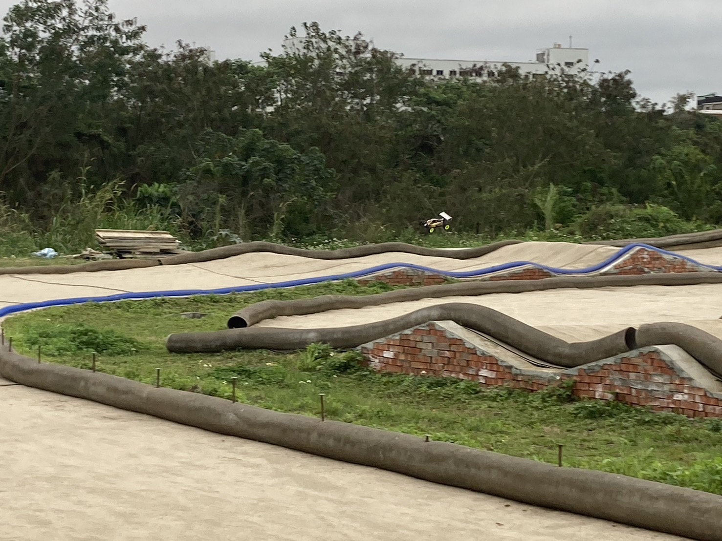 車友測試全地毯賽道，並享受操控、競速奔馳的快感。