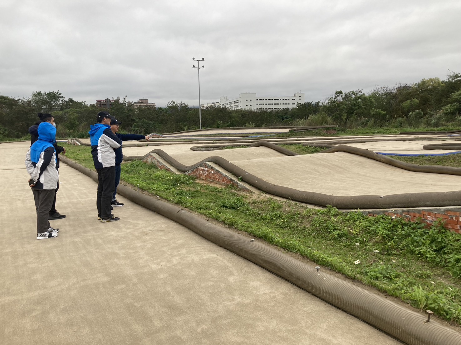 高灘地工程管理處同仁聆聽車友的意見和建議。