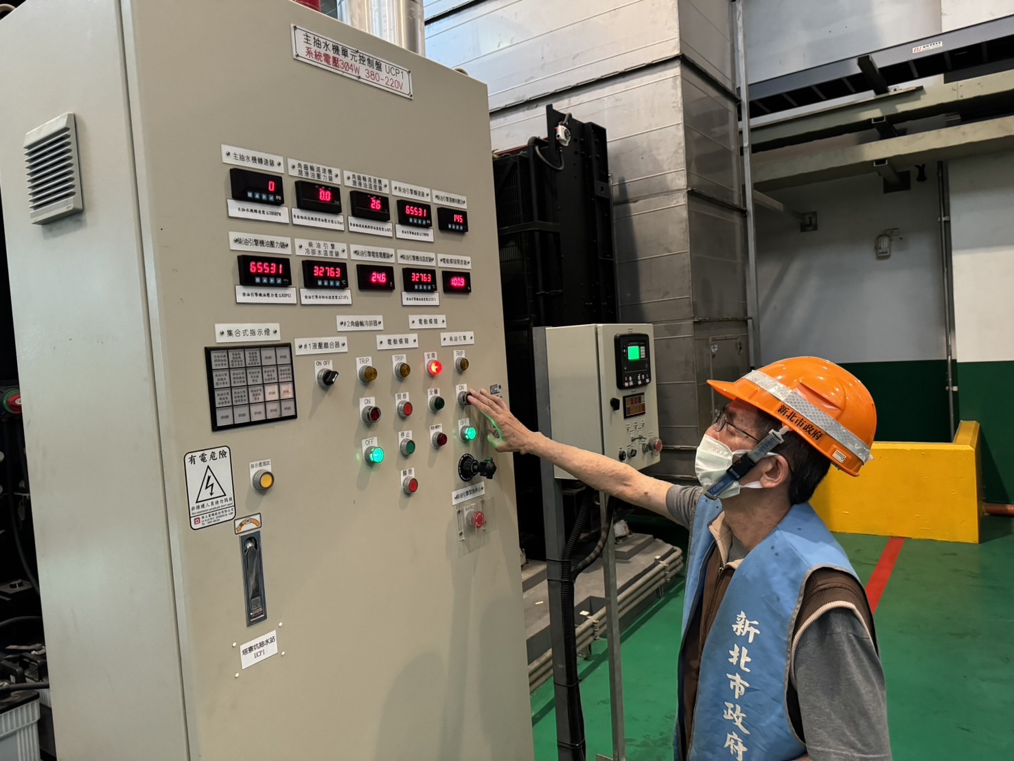 抽水站站員操作抽水機組，啟動試抽