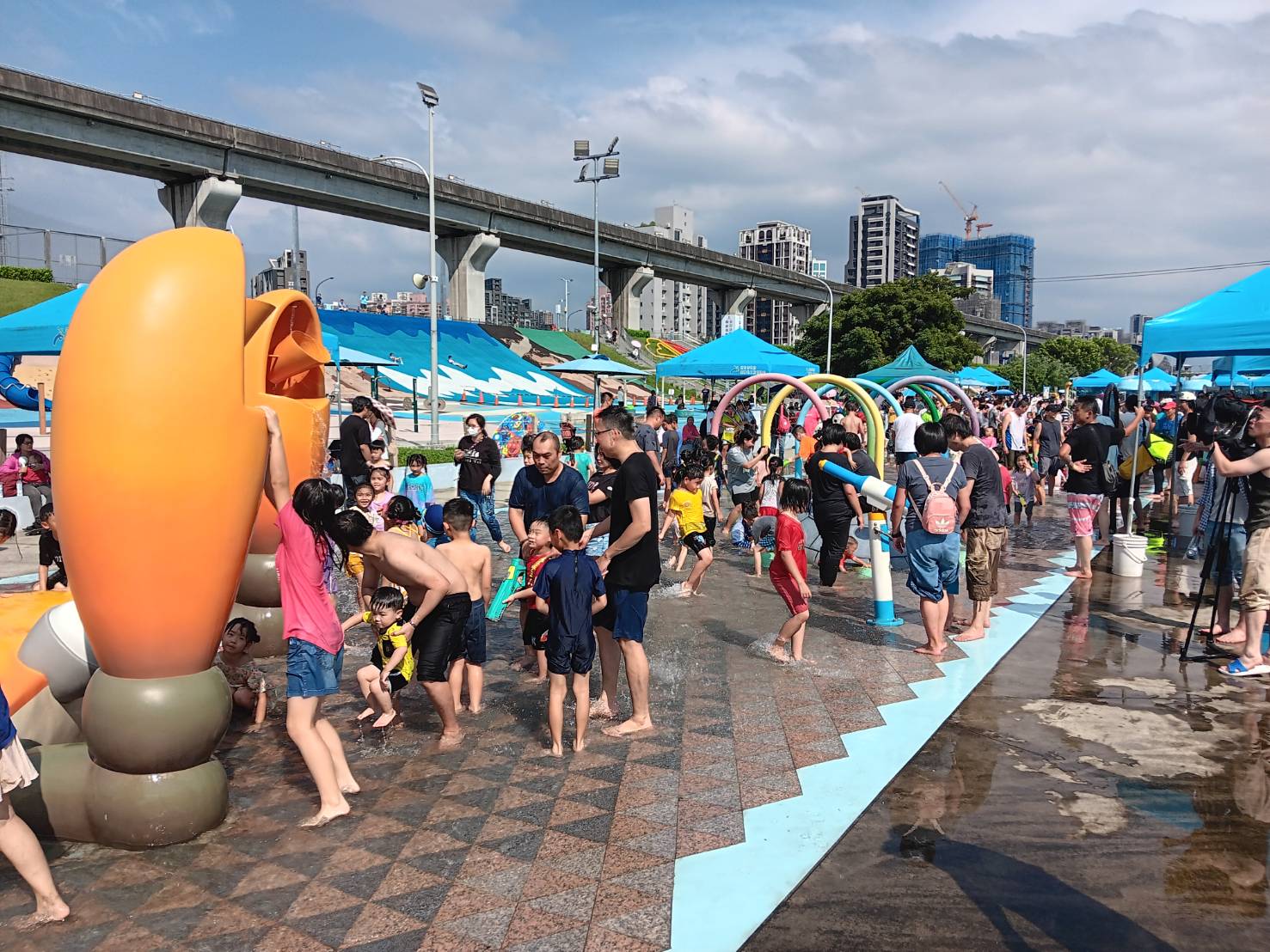  海世界水樂園讓民眾有個歡樂的夏天