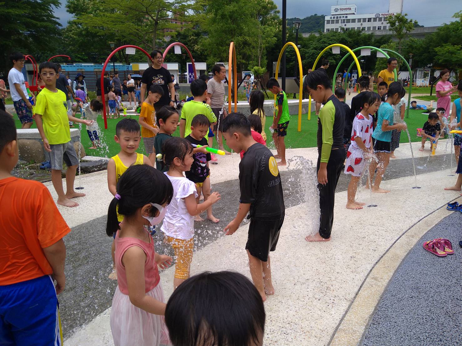  陽光遊戲場水樂園讓民眾消暑又開心