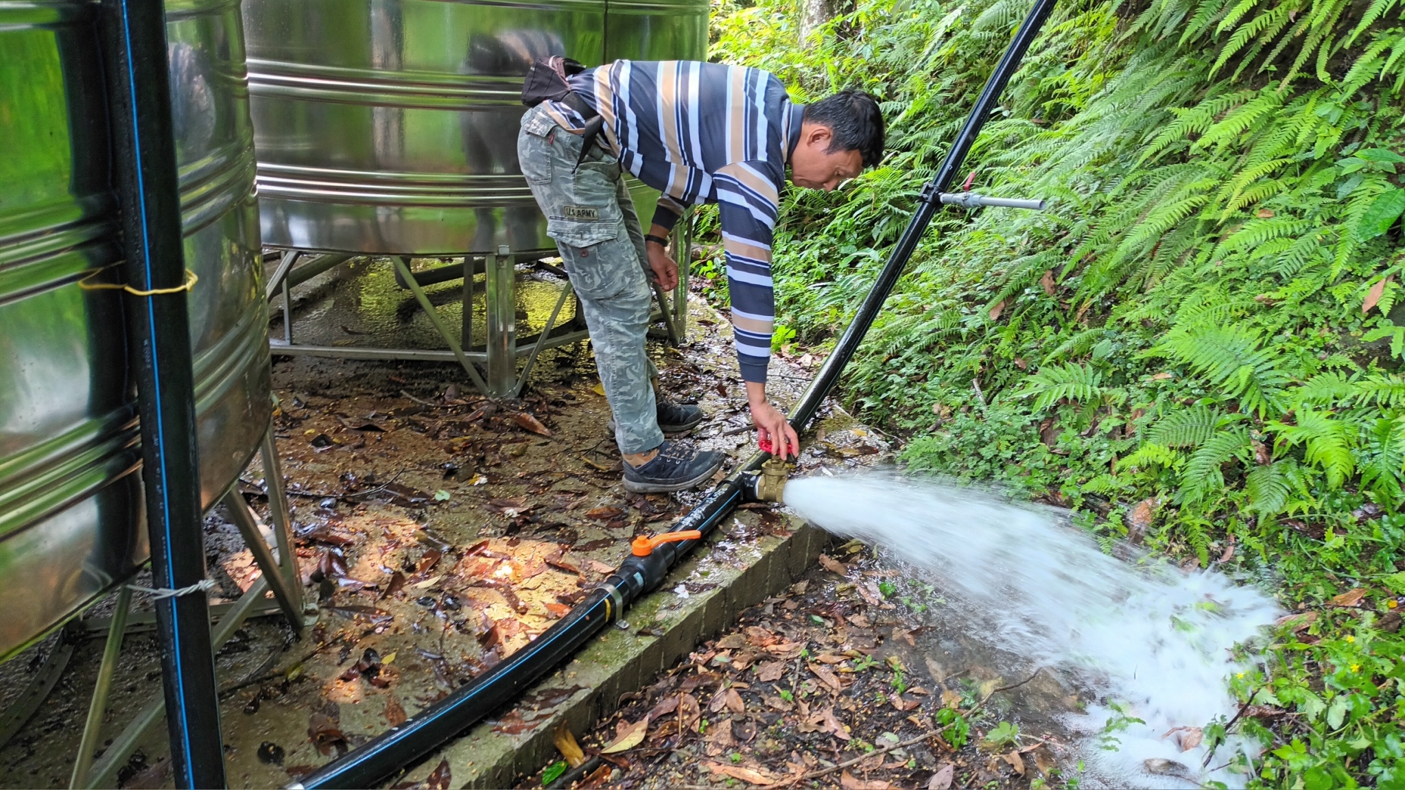 竹崙里新設HDPE水管打開排沙閥，讓水把沙帶出