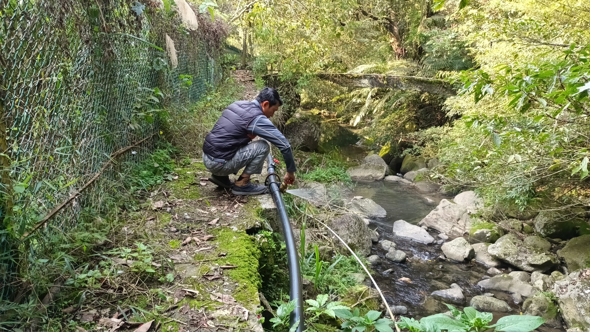 有木里新設HDPE水管打開排沙閥，讓水把沙帶出