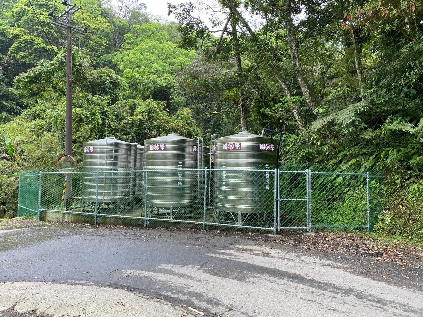 竹崙里新設30噸水塔2座、10噸水塔2座為民眾儲備民生用水