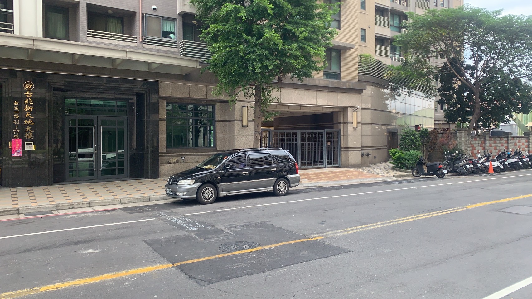 新城一路完成地下污水管線佈設，並將周邊住戶完成接管