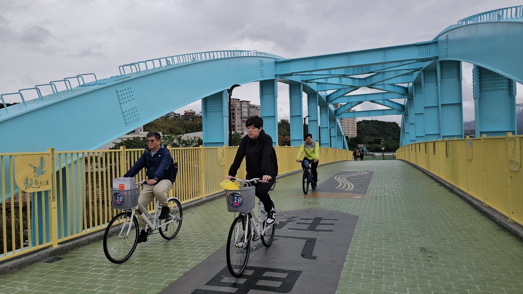  自行車車友於今日開放後，搶先騎乘觀音坑溪橋。