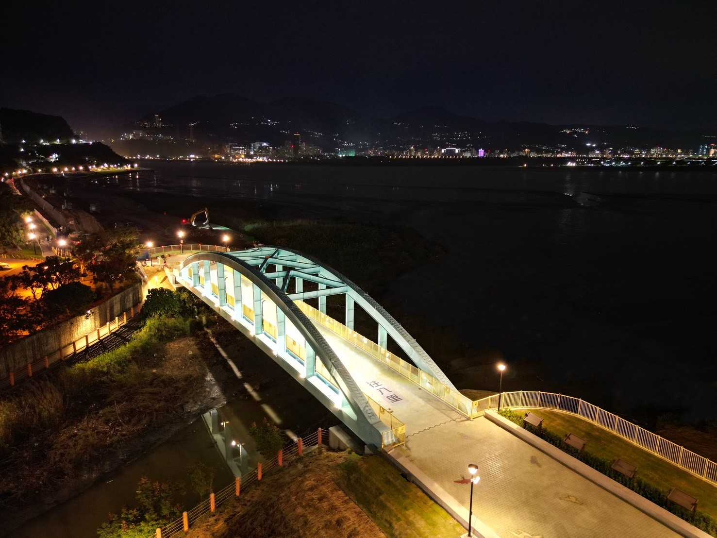 觀音坑溪橋照明以柔化視覺感受為主軸採用低光源燈具，降低對鳥類及昆蟲產生的影響。