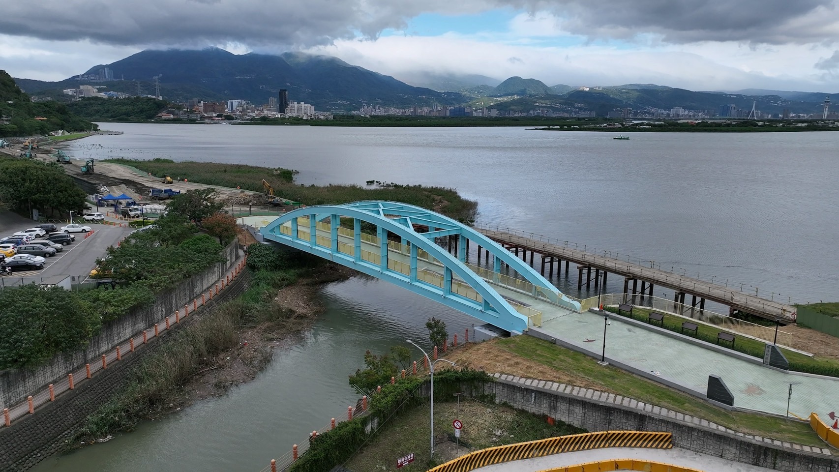  觀音坑溪橋串接淡水河左岸自行車道。
