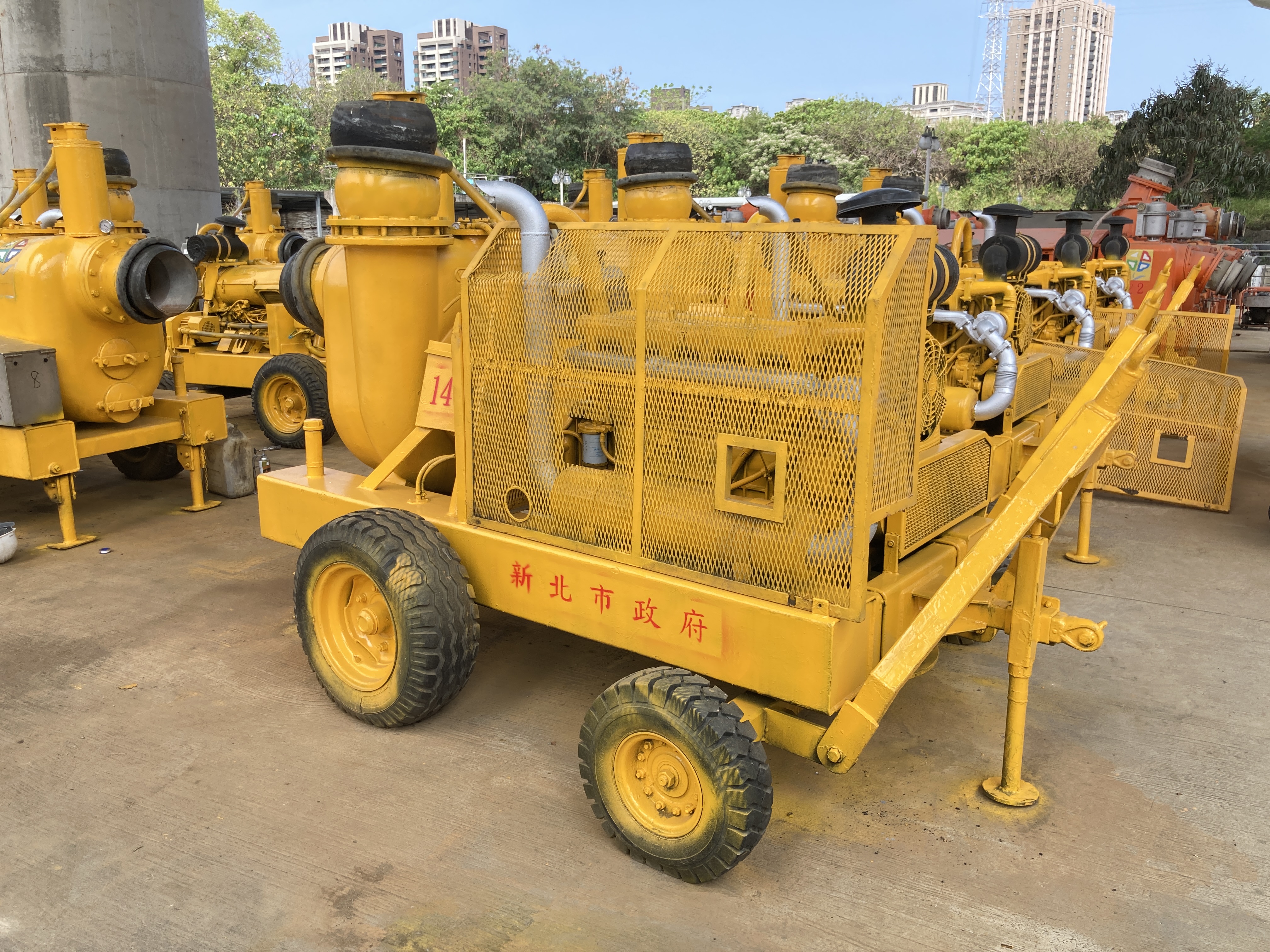 針對地勢低漥及易積淹水處 備妥12英吋 移動式抽水機組