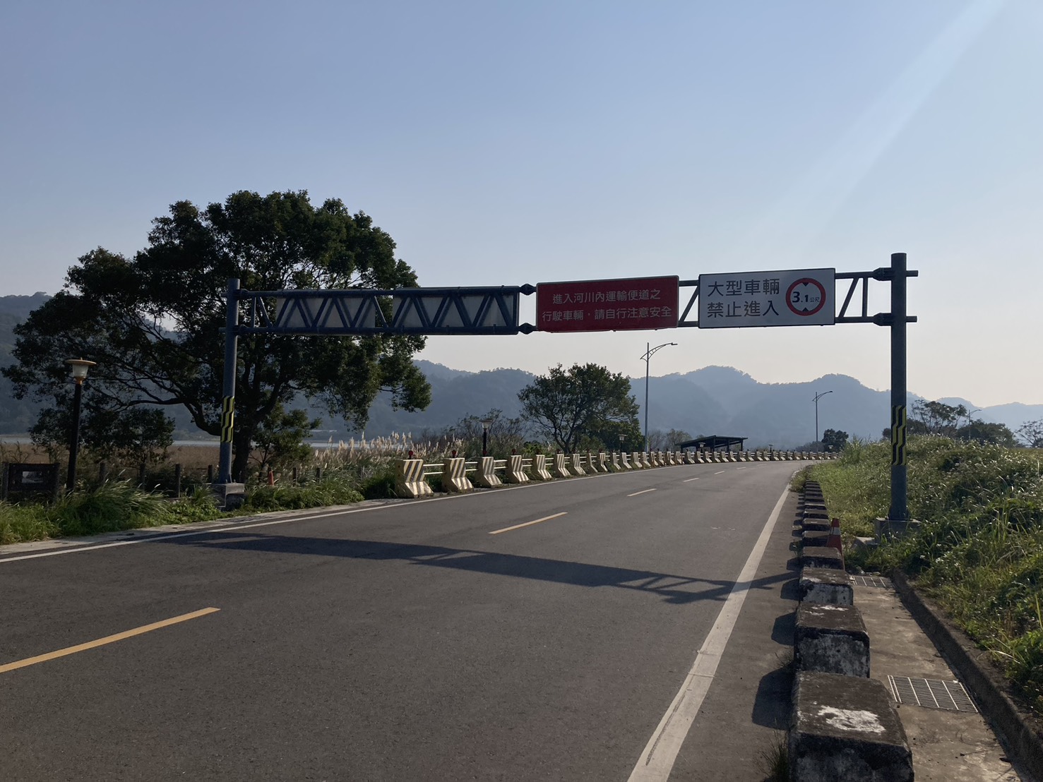 鶯歌區山水步道旁水防道路設置3.1公尺的限高架，禁止大型車輛進入