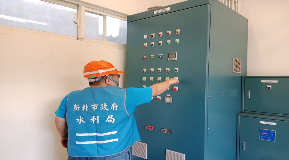 人員操作三鶯大橋陸閘