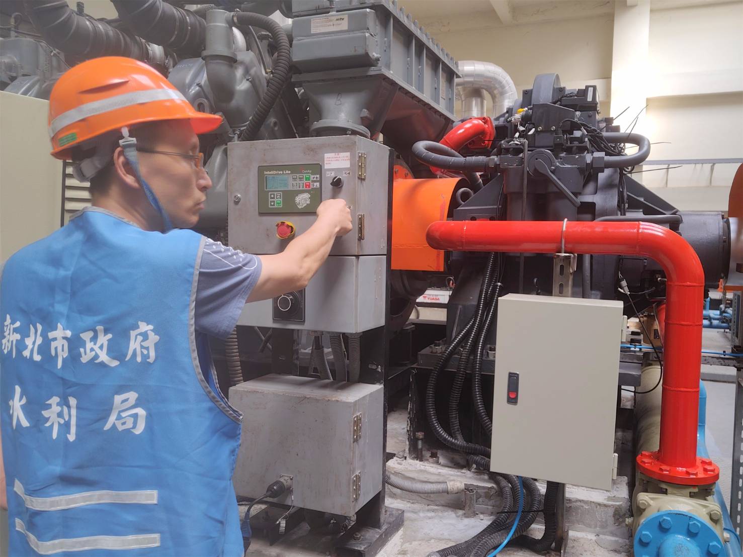 抽水站人員進行柴油引擎設備操作