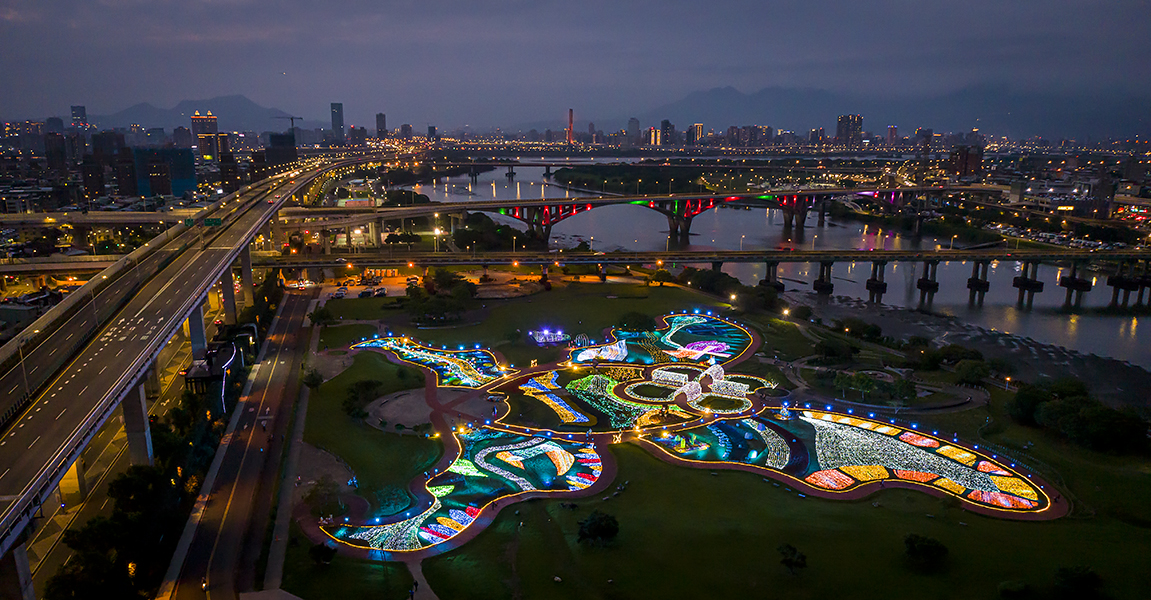 夜空下閃耀繽紛色彩的蝴蝶公園，成為板橋區奇幻打卡地標。（圖為過去蝶戀季畫面)