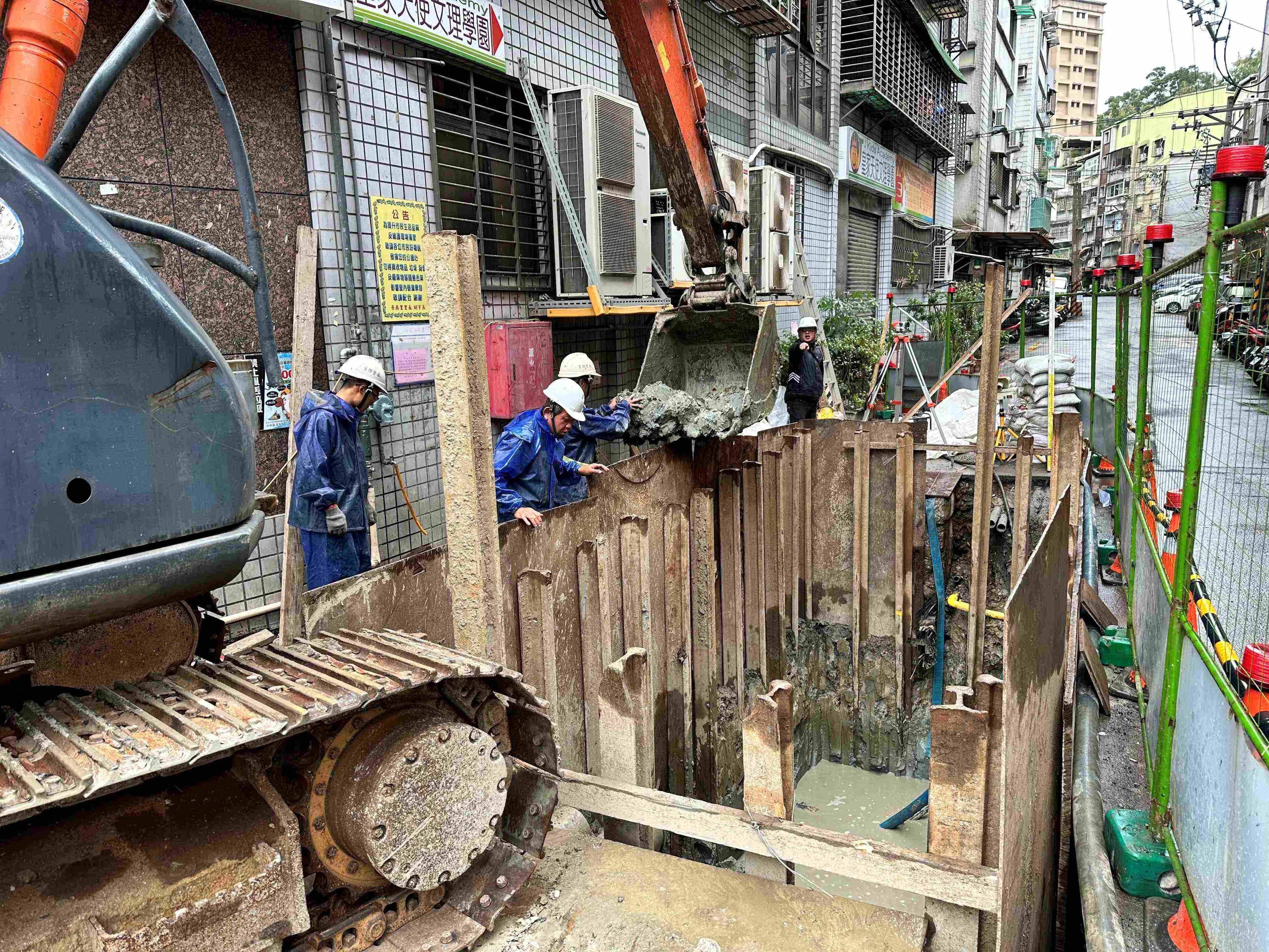  景新街467巷20弄口抽水井開挖施工