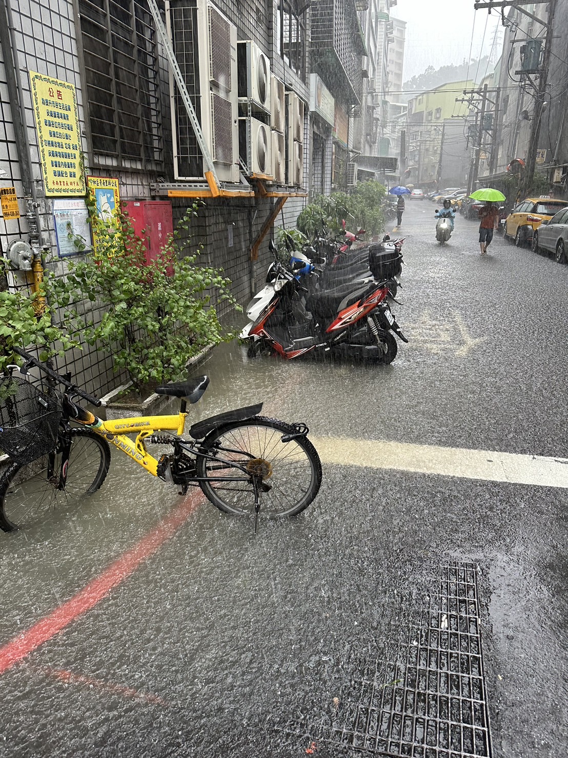 景新街467巷20弄口因地勢局部低漥，強降雨常造成巷內側溝排水不及而發生積水