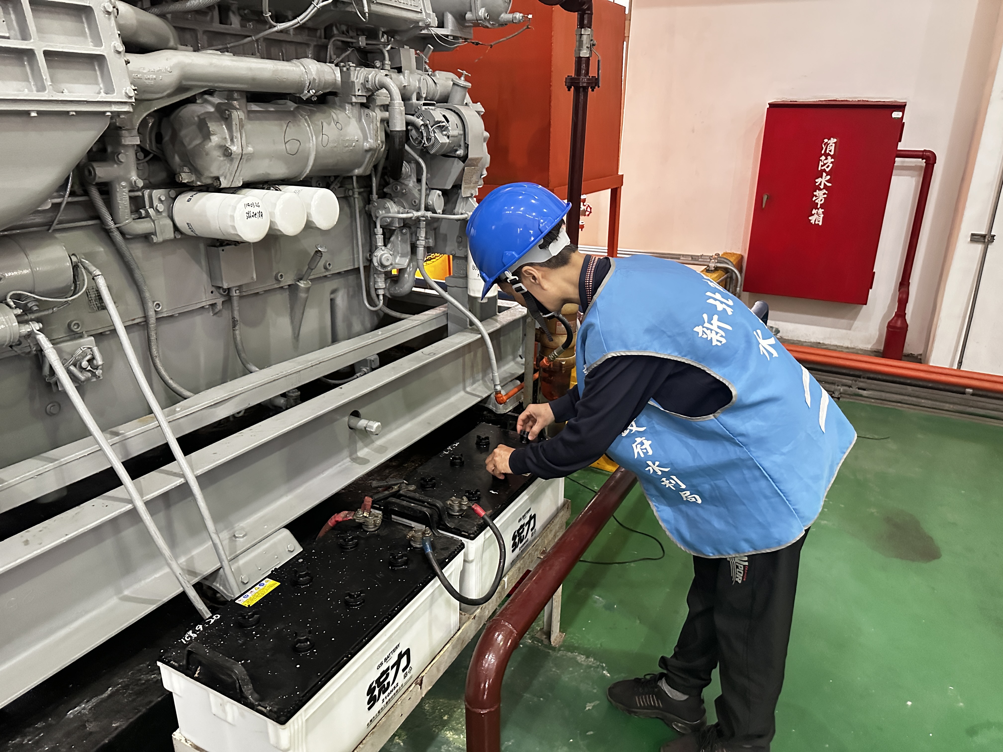 抽水站站員啟動機組前，檢查電瓶水位，確保機組運作安全