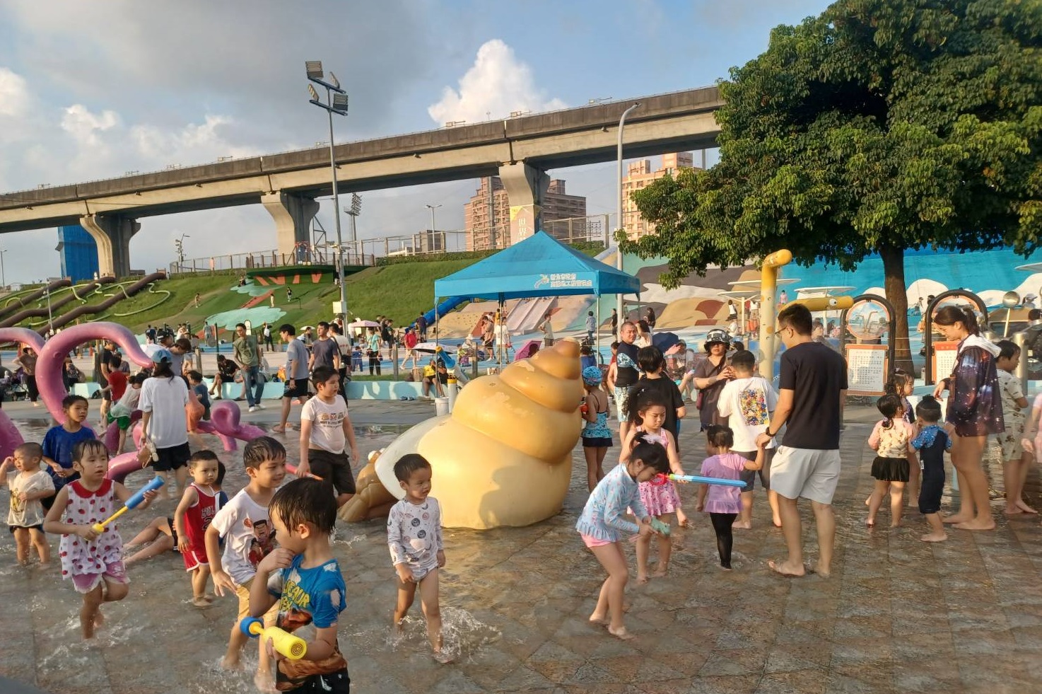 海世界水樂園每年總是吸引大批玩水民眾