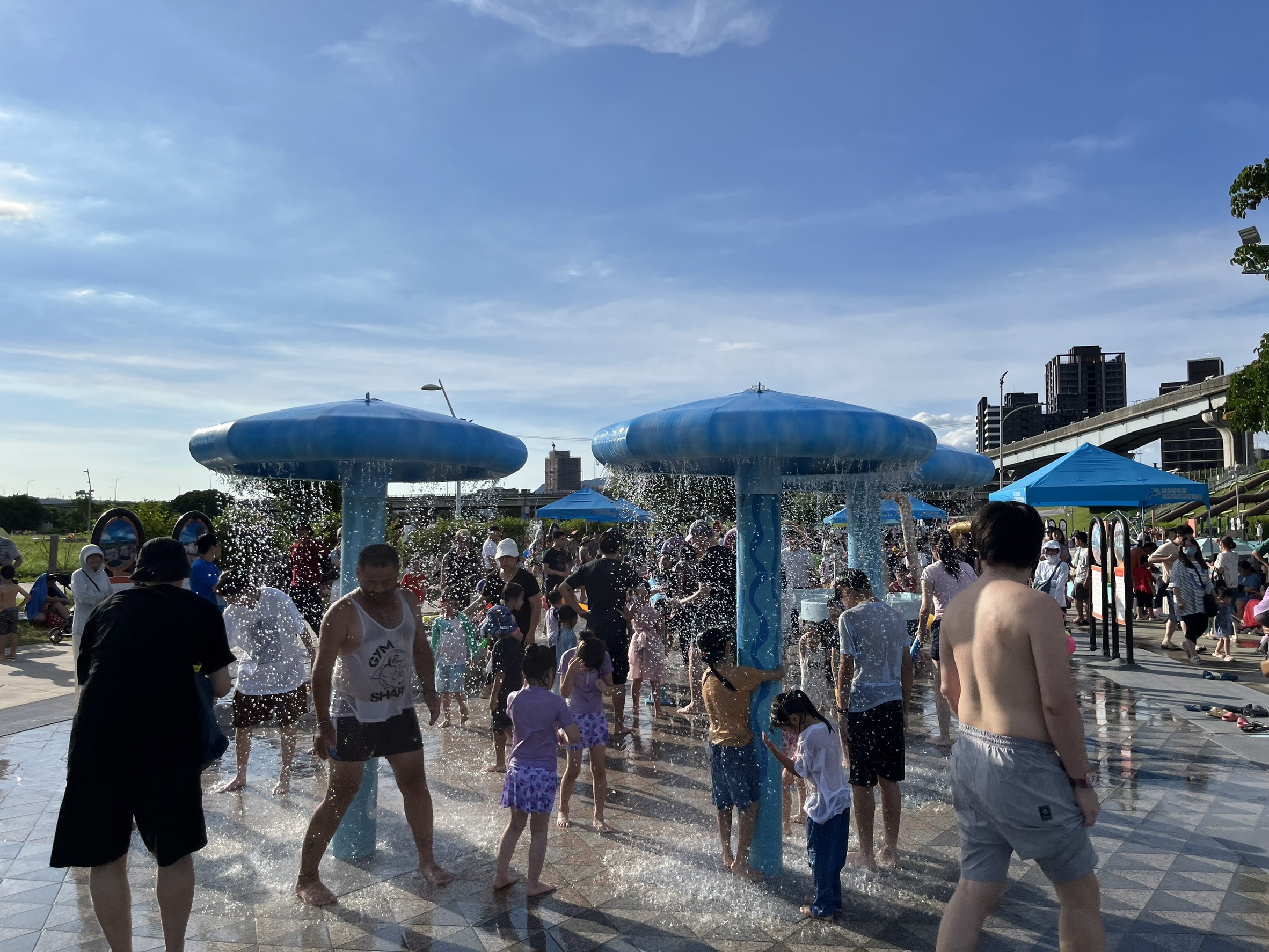  海世界水樂園玩水民眾絡繹不絕