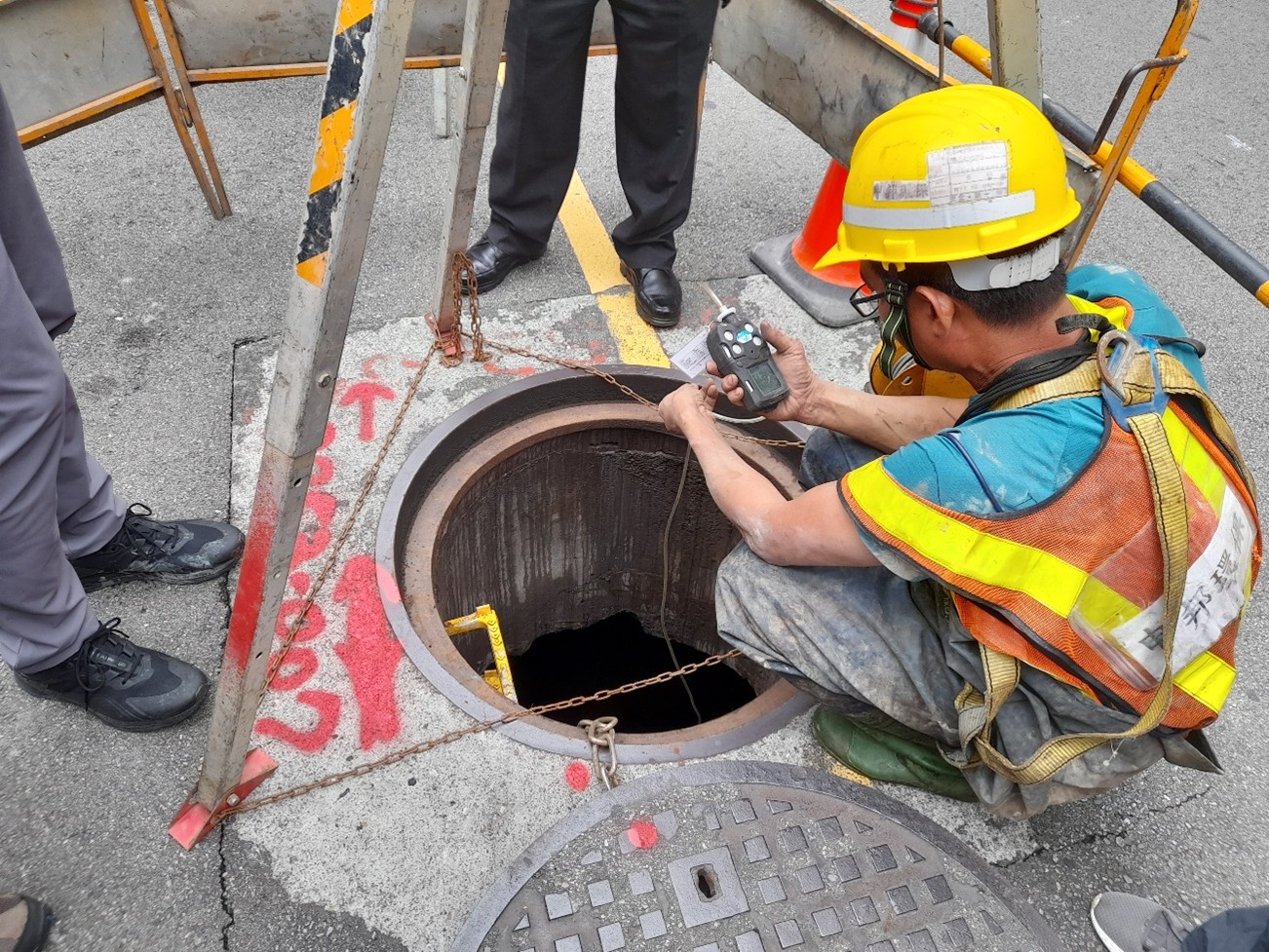 雨水下水道現地開孔抽檢，確保排水設施狀況正常