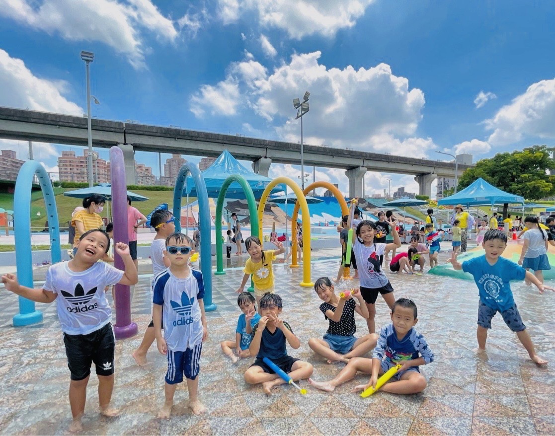  大小朋友最喜歡到海世界水樂園清涼一「夏」