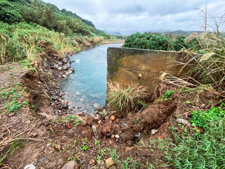 老梅溪老梅橋上游河段右岸護岸遭沖毀，影響河防安全