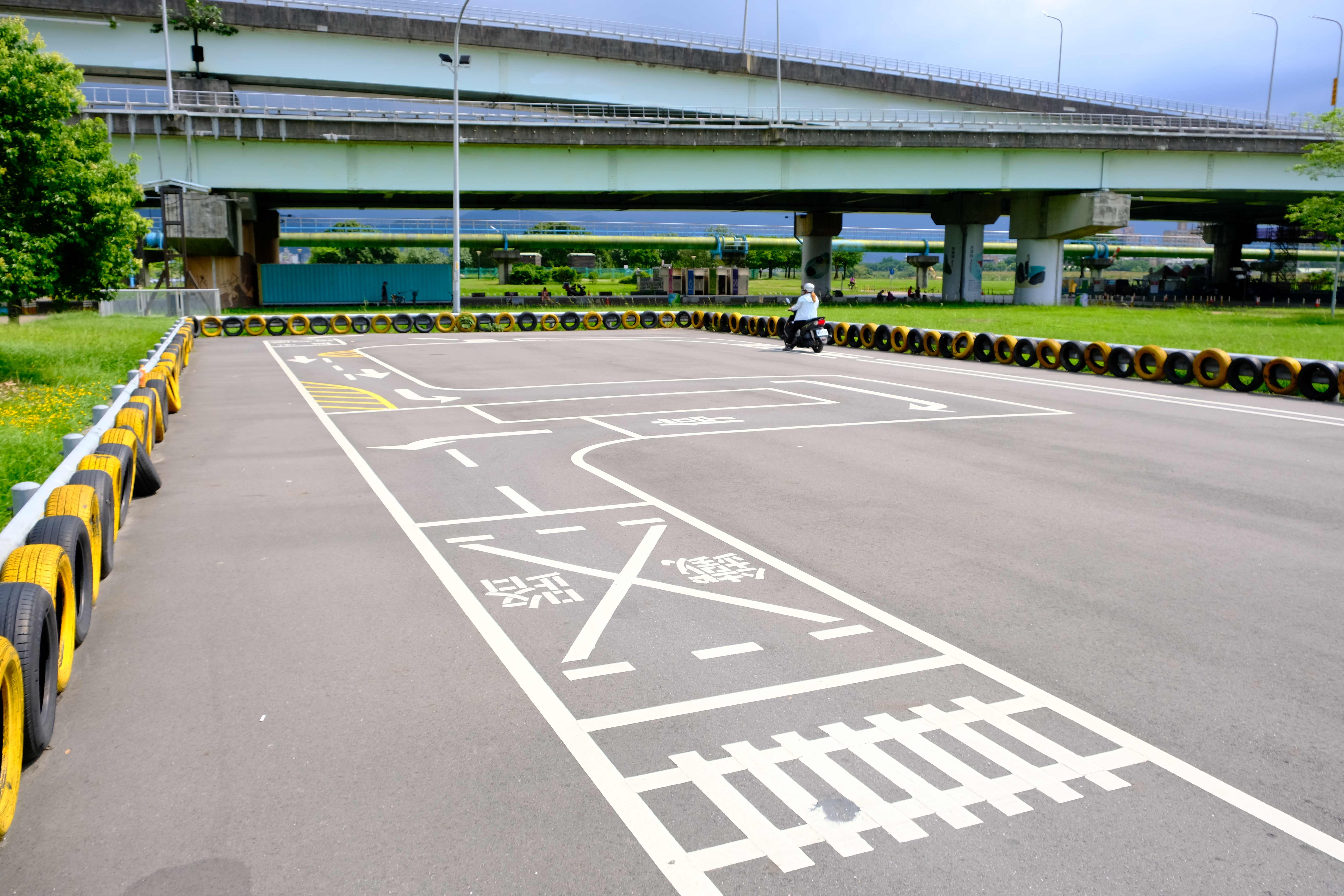 新北河濱機車練習場參考監理所標準設置相關標誌與標線